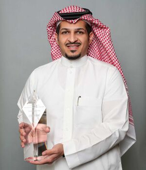 عبد-الله-الدايل-يتسلم-جائزة-الأسرع-نمواً-في-المملكة